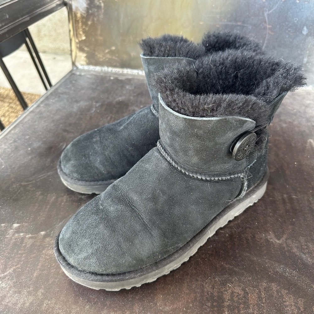Ugg Bailey Boot in Black - Sz 7